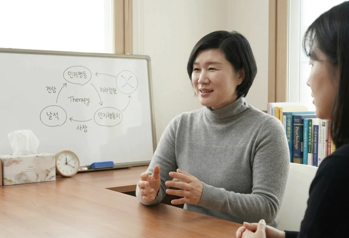 아동 상담에서 부모와 상담사가 대화하는 모습