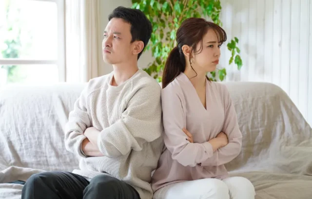 대화가 끊기고 서로 등을 돌린 채 갈등을 겪는 부부를 표현한 이미지