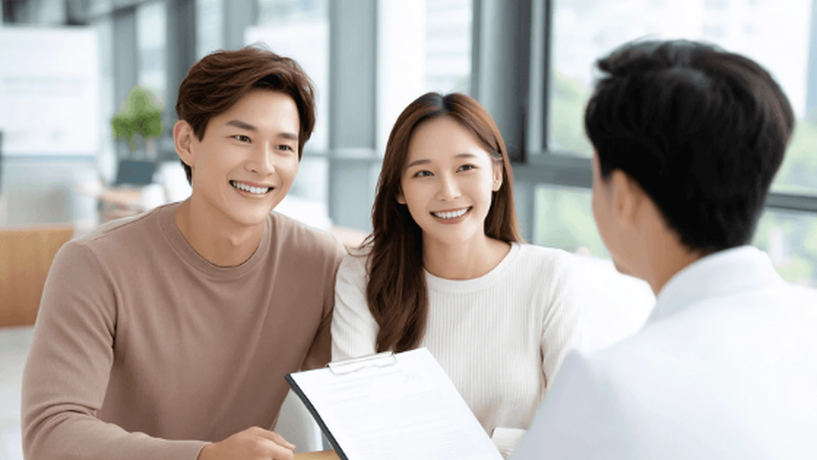 부부가 상담사와 함께 반복되는 갈등 구조를 살펴보는 상담 장면