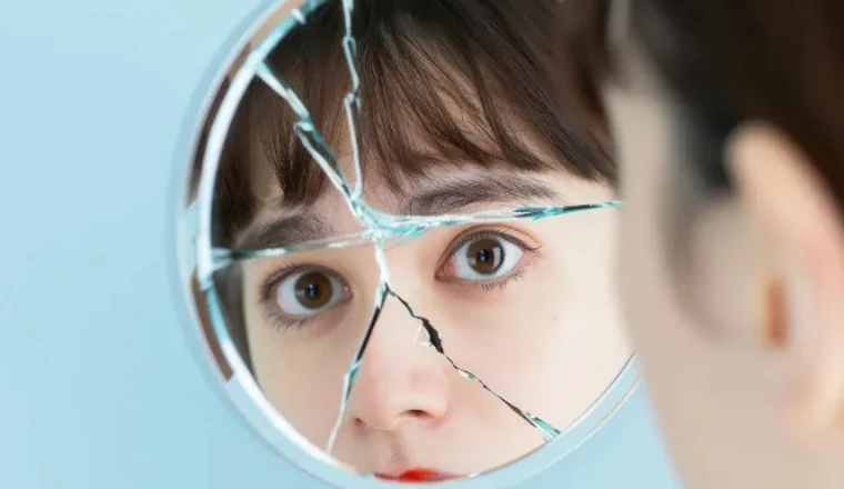 원하지 않는 생각이 반복되어 혼자 고민하는 성인의 모습